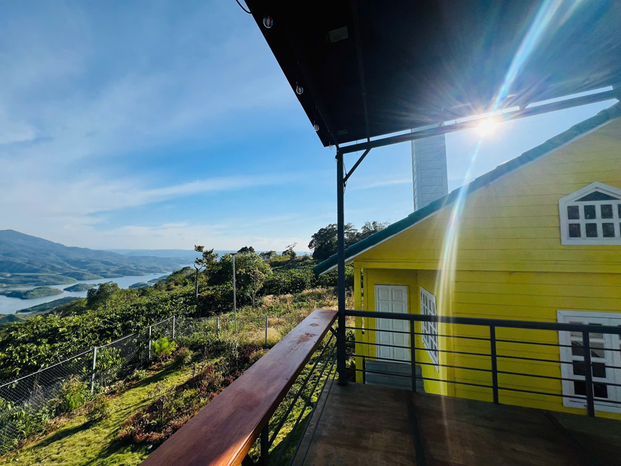 Homestay ở Tà Đùng nhìn ra hồ và đồi xanh